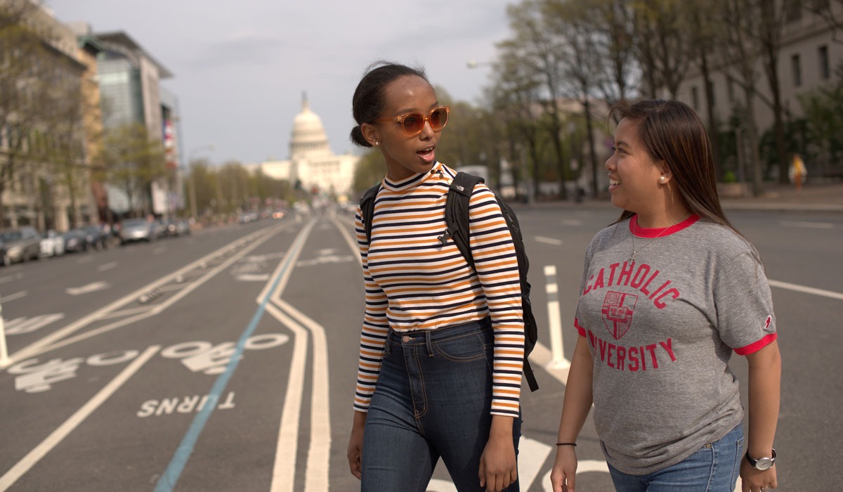 Students crossing the street in front of U.S. Capitol 